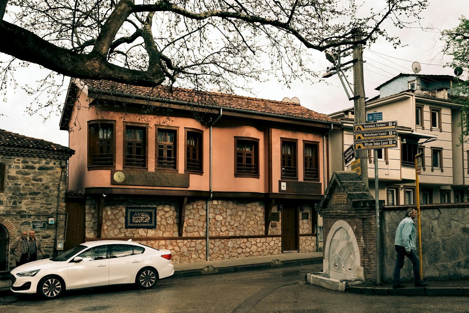 Bursa tarihi merkezinde müze ve çarşı rotasına yakın sokak dokusu