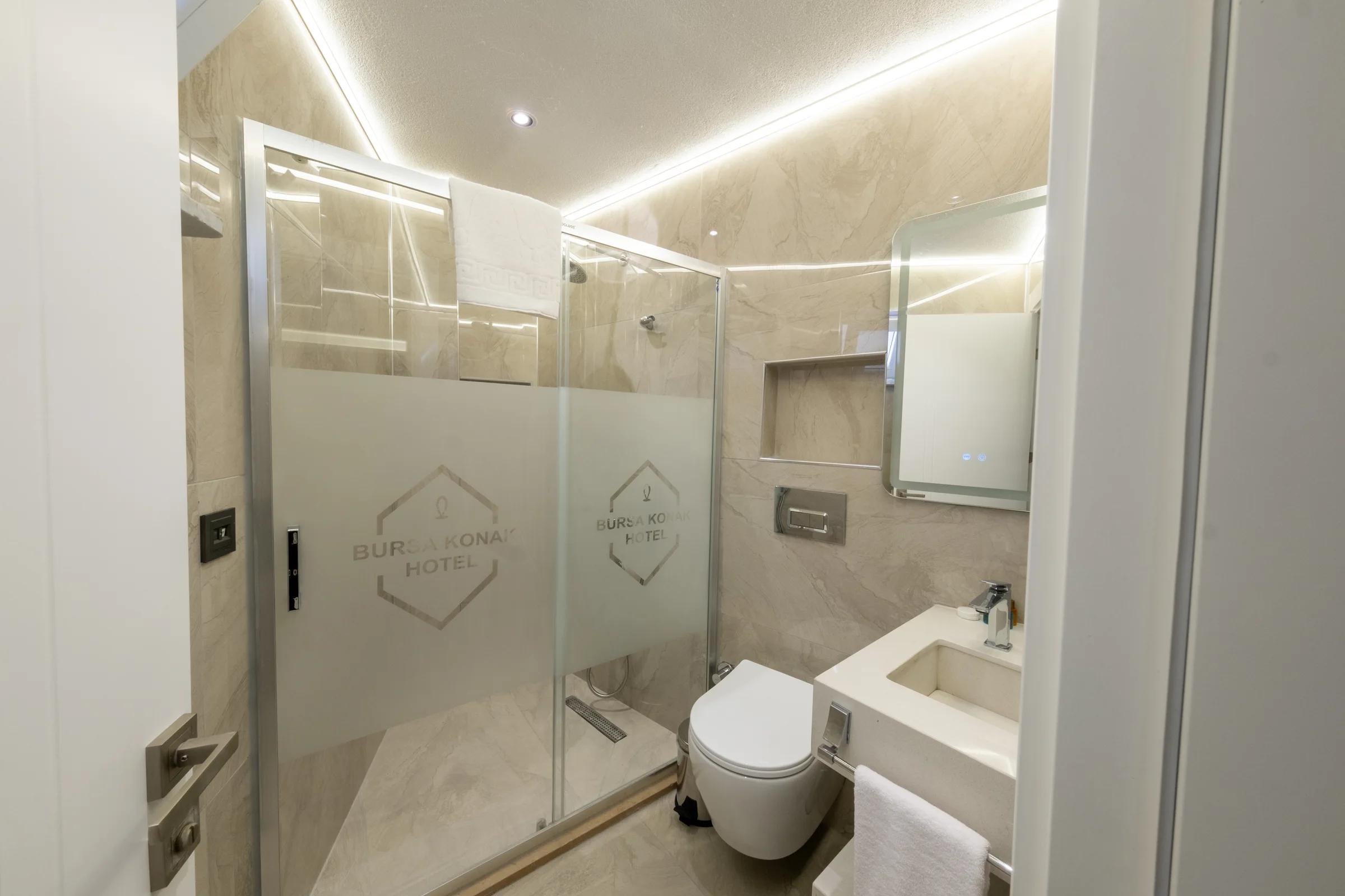 Double oda banyosunda duşakabin ve lavabo