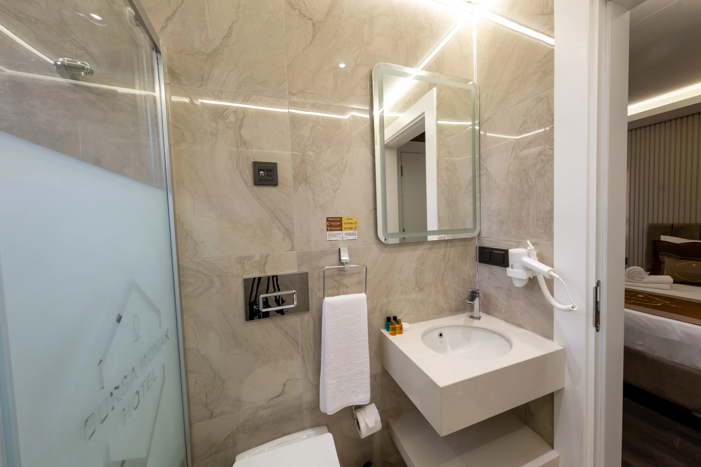 Family odada banyo ve yatak alanı