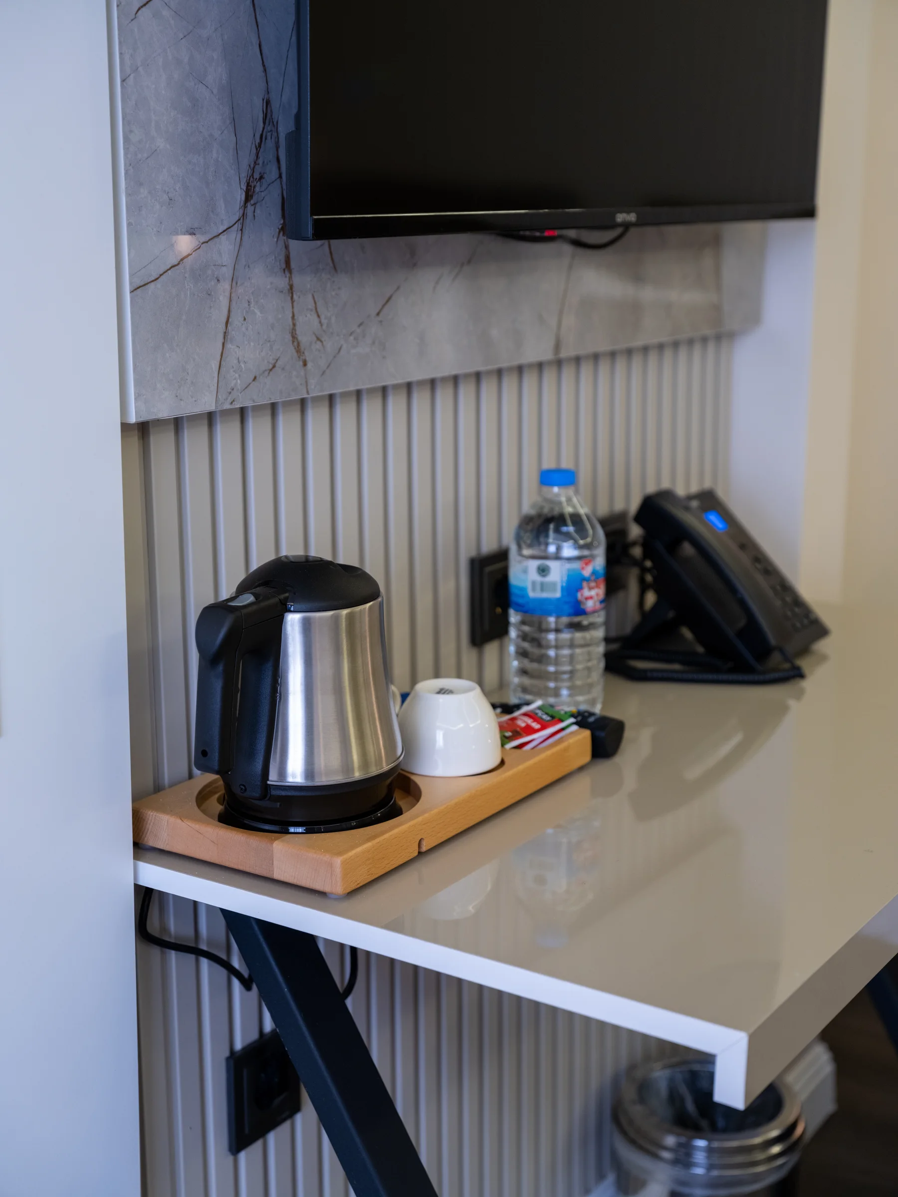Odada kettle, televizyon ve ikram alanı