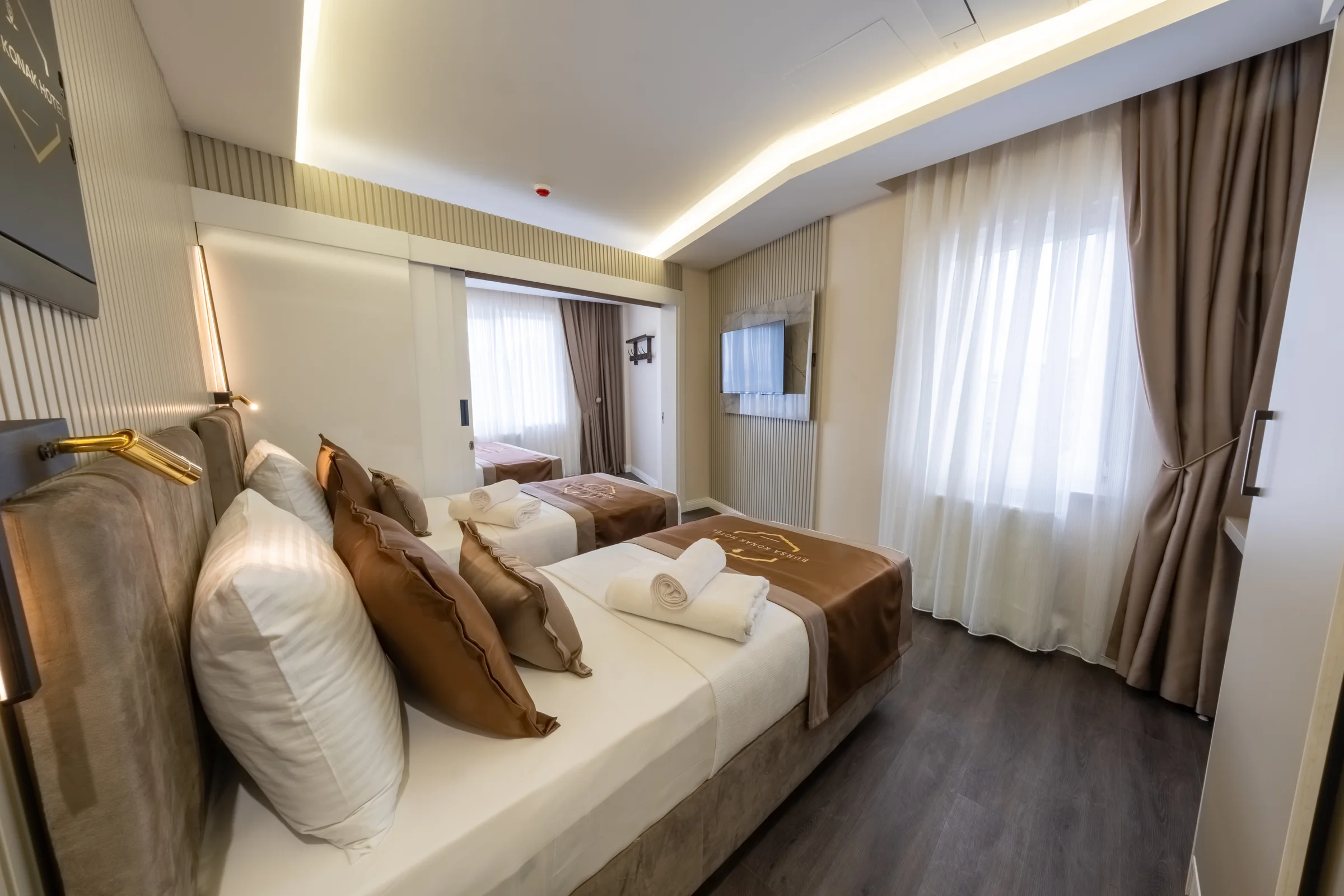 Quadruple odada yataklar ve pencere alanı