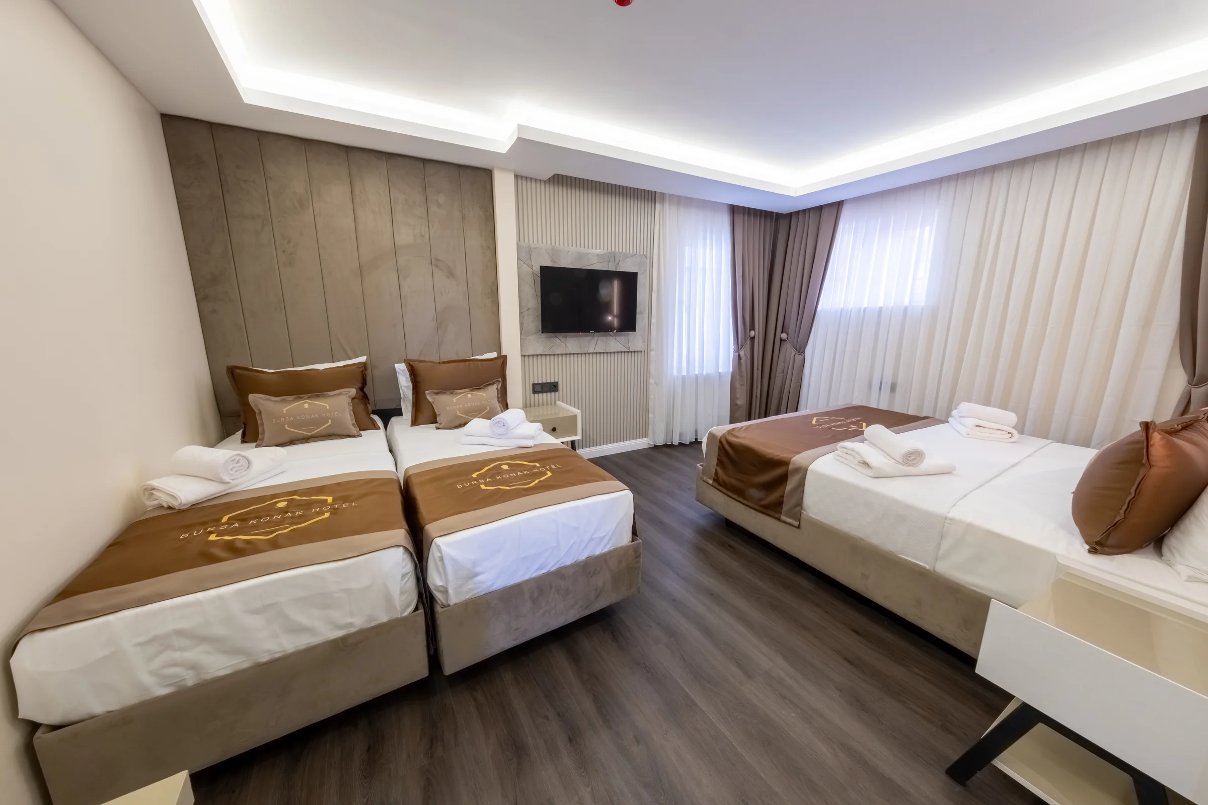 Triple odada yatak düzeni ve pencere önü