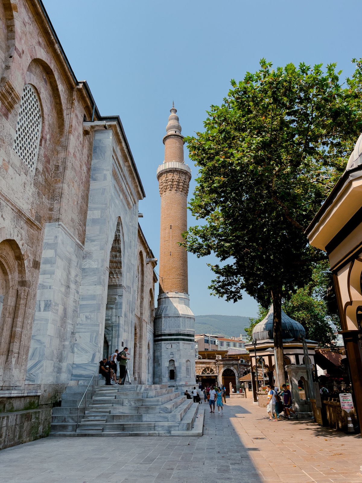 Bursa Ulu Cami'nin taş cephesi ve minaresi